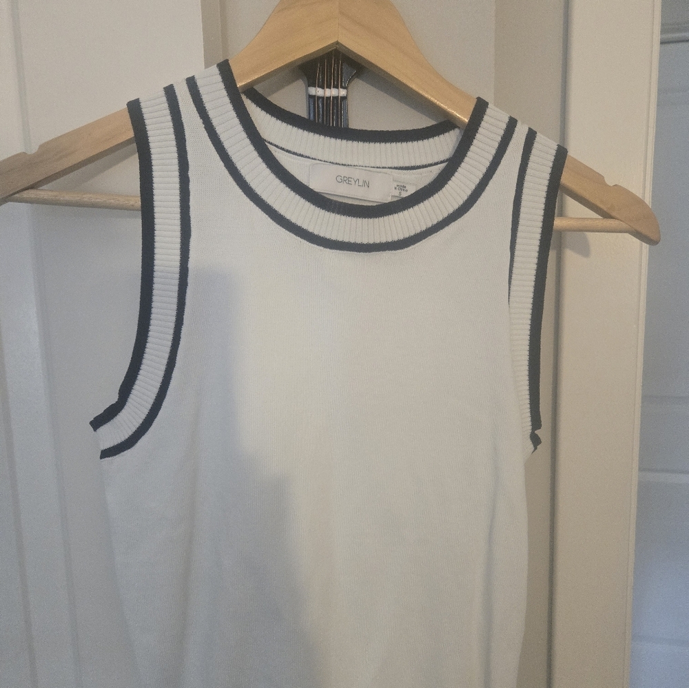Vest - Picture 3 of 4